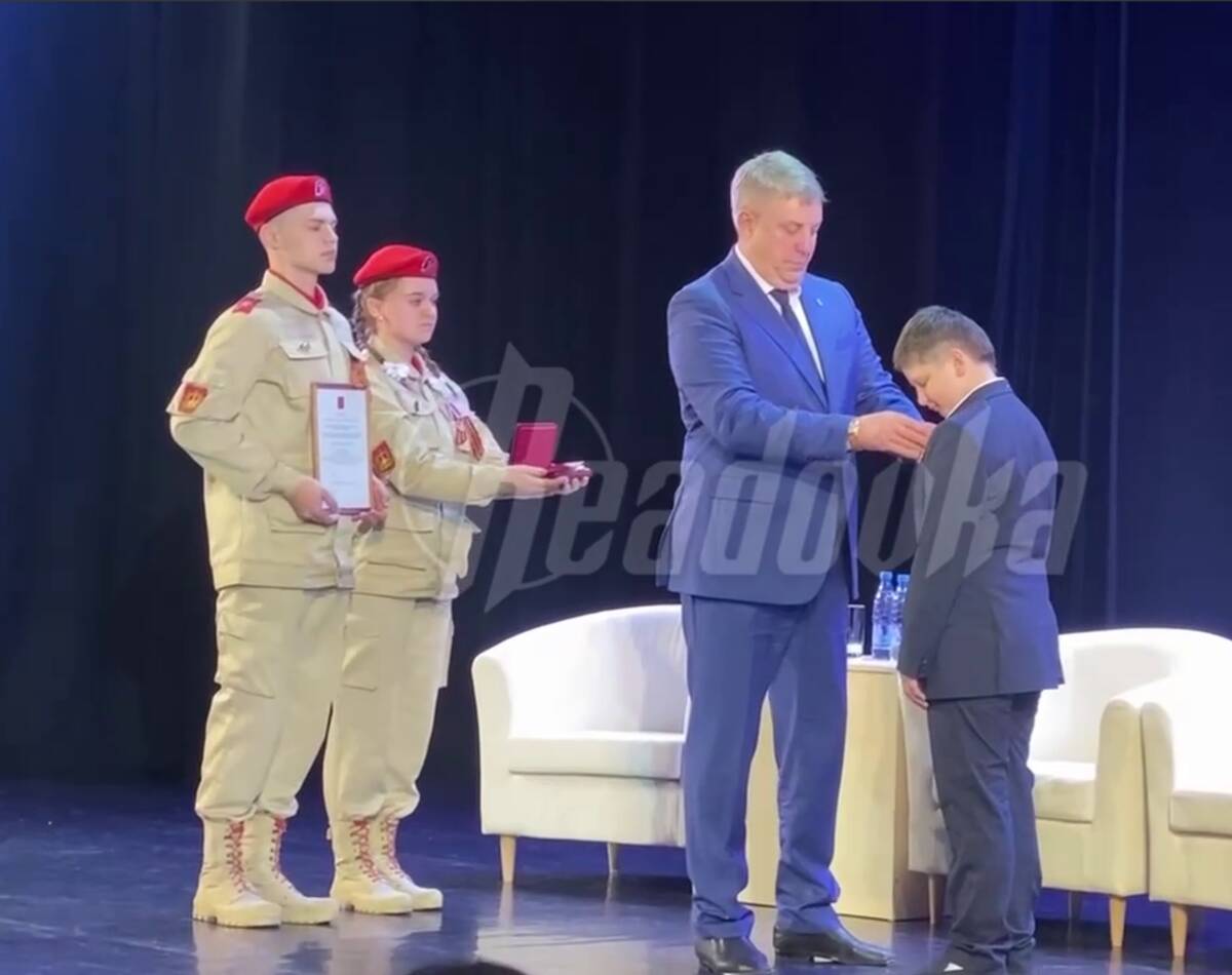 Губернатор Александр Богомаз вручил Феде Симоненко медаль За отвагу